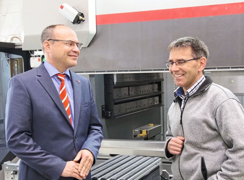 Sichtlich zufrieden mit der ditialisierten Blechteilefertigung: Philipp Burgener, Managing Director Bystronic (links) und Hanspeter Inauen, Leiter Werk Appenzell bei der Bühler AG (SMM Konrad Mücke)