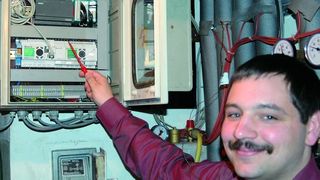 Manuel Trimpop steuert seine Heizungsanlage mit der Kompaktsteuerung  easyControl von dem Bonner Automatisierer Moeller. (Archiv: Vogel Business Media)