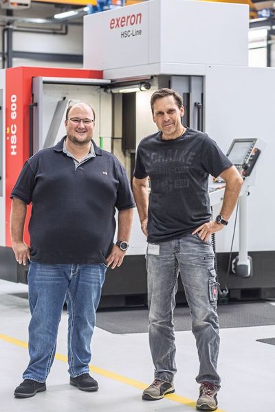 Robert Heeger (r.) and Dominique Deschamps (l.) decided on EDM and milling technology from Exeron on the basis of test results. (Hansgrohe)