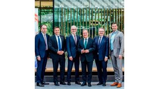 v.l.n.r.: Friedrich Überacker (Geschäftsführer AGV Chemie Rheinland), Lars Friedrich (Chempark-Leiter), Dr. Harald Schwager (stellvertretender Vorstandsvorsitzender Evonik), Armin Laschet (Ministerpräsident NRW), Dr. Clemens Mittelviefhaus (1.Vorsitzender Chemcologne), Dr. Markus Steilemann (Covestro-CEO) (Chemcologne)