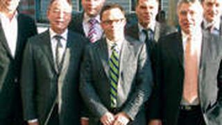 Suchen das Gespräch mit dem Importeur (v. l. n. r.): Michael Hedtke, 2. stellv. Vorsitzender Volvo-HV, Horst Haese, Beisitzer, Thomas Schiemann, Beisitzer, Dominik Weber, 1. stellv. Vorsitzender 
Volvo-HV, Steffen Rebmann, Beisitzer, Heinz Preiss, 1. Vorsitzender des Volvo-HV, Georg Hilgers, 
Geschäftsführer Volvo-HV. (Archiv: Vogel Business Media)