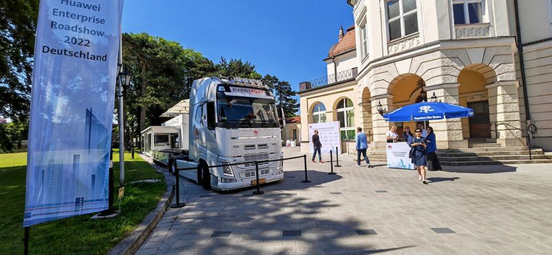 Mittig das freundliche Empfangskomitee zur Huawei Enterprise Roadshow 2022. (Bild: Harald Karcher)