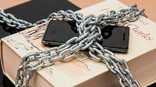 Schloss geknackt: Auch ohne Unterstützung von Apple ist es dem FBI nun gelungen, dass iPhone des Attentäters von San Bernadino zu entsperren und auf dessen Daten zuzugreifen. Das Fachmagazin IEEE Spectrum hat neun Sicherheitsexperten zu den Methodiken befragt, die die Ermittlungsbehörde genutzt haben könnte, um die Sicherheitsmechanismen des Smartphones auszuhebeln. ( www.pixabay.com)