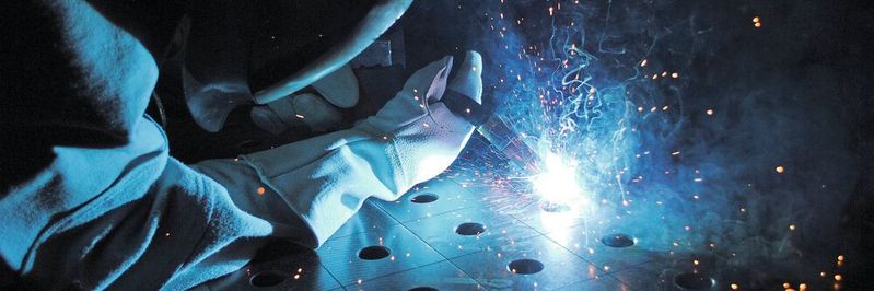 Metallschweißer: Materialengpässe in der Industrie schwinden.