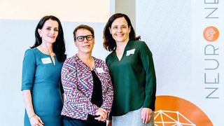 Denise Manahan-Vaughan, Gründerin von Neuronexxt, zusammen mit RUB-Kanzlerin Christina Reinhardt und SFB-Koordinatorin Sabine Dannenberg bei der Auftaktveranstaltung (von links). (Susanne Troll )