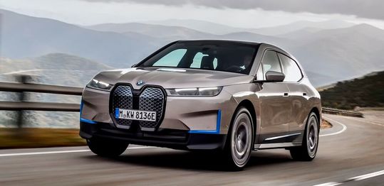 Was die bisherigen Verkaufszahlen von deutschen Autos in die USA angeht, so kann vor allem BMW mit seinen Elektroautos punkten. Auch VW ist mit Taos und Jetta beliebt. Audi allerdings schwächelt ...(Bild:  BMW)