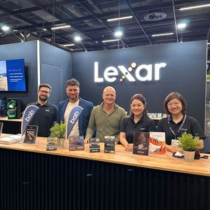 (v. l.) Leon Földi & Andreas Bajohr (BAB) unterstützt das Lexar Team Ferry van der Slik, Grace Su und Amy Huang.(Bild:  Vogel IT-Medien)