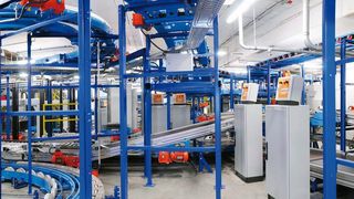 Auch die dezentale Automatisierung benötigt Schaltschränke: Über 200 der Kompaktbaureihe CM Compact-Medium sind dezentral bei der Gepäckförderanlage am Frankfurter Flughafen eingesetzt. Bilder: Rittal (Archiv: Vogel Business Media)