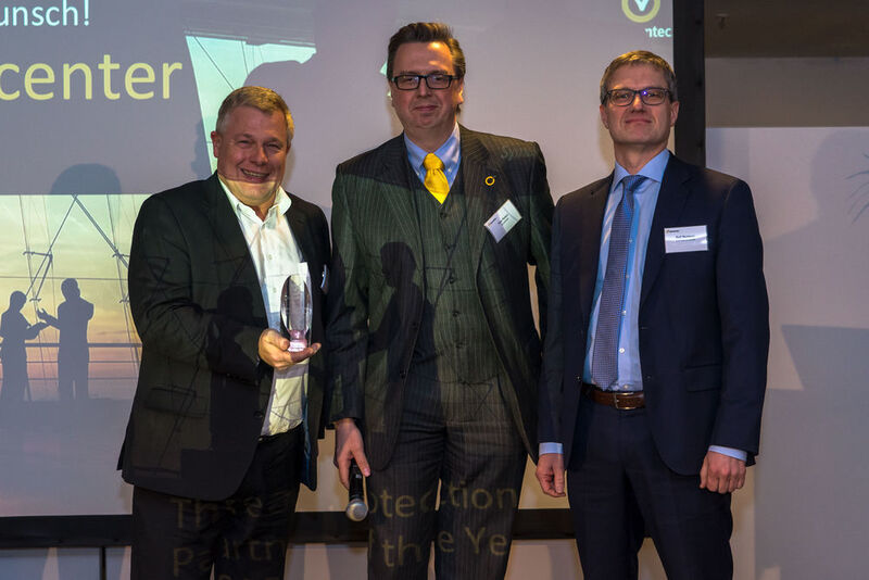 Ralf Nemeyer (rechts) und Reinhard Stüwe (links) von Computacenter bekamen von Alexander Peters, Symantec, den Award in der Kategorie „Threat Protection Partner of the Year“. (Bild: Symantec)