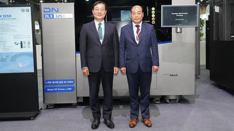 Won-jong Kim, CEO von DN Solutions (links), und Keun Lee, CEO von LDAS (rechts), stehen vor dem Metall-3D-Drucker DLX 325 von DN Solutions.   (Bild:  DN Solutions)