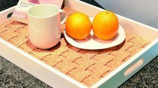 Mit Kork dekoriertes Tablett. (Bild: Henkel)