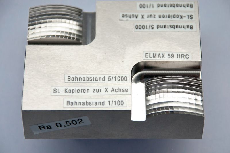 Werkstück der Testreihe aus dem Chrom-Molyb- dän-Vanadium-Stahl Elmax. Zu sehen sind die unterschiedlich geformten Facetten, die mit dem 0,5-mm-Kugelfräser von MMC Hitachi Tool fünfachsig auf Endmaß gefräst wurden. (MMC Hitachi Tool)