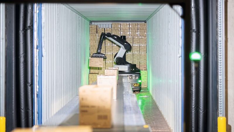 Boston Dynamics Stretch: Der Entladeroboter arbeitet im niederländischen Venlo in einem Importlager von Lidl.(Bild:  Lidl/Henk van der Giessen)