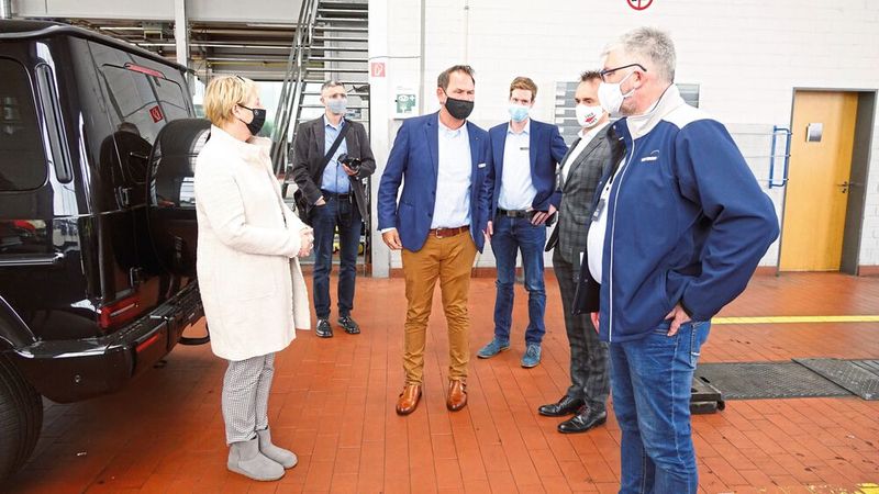 Wie läuft das hier ab? Die Service-Award-Jury fühlt den Betrieben bei ihren Vor-Ort-Besuchen stets genau auf den Zahn. (Bild: Dominsky/»kfz-betrieb«)