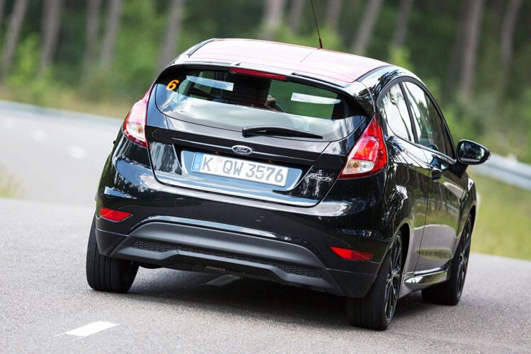 Ob Heckspoiler und Frontspoilerlippe aerodynamisch nötig waren, wissen nur die Fachleute. (Foto: Ford)