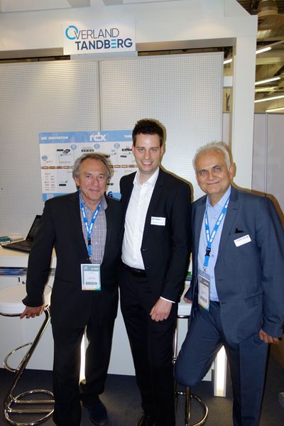 Neues Logo für das Tandberg Team (v. l.) Julius Faubel, Tandberg Data, Benjamin Knupke, Ingram Micro, und Kemal Babuer, Tandberg Data.  (Bild: IT-BUSINESS)