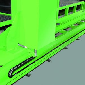 Universelle  ... UNIFLEX Energieführungskette aus Kunststoff an einer PulsPlasma Nitrier-Anlage der Firma PlaTeG.