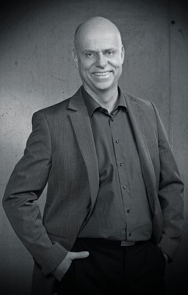 «Wir forcieren die interne Ausbildung sehr stark mit einem Rekordstand an Lernenden und treiben auch die interne Weiterbildung für unsere Hilfskräfte voran», Edgar Sporer, Geschäftsführer Spectros AG, Ettingen. (Spectros AG)