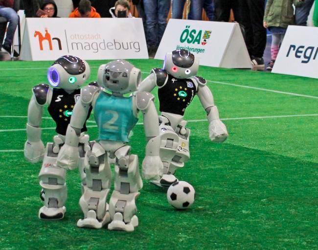 ...eine Unterscheidung gibt es nur bei der verwendeten Software. Im Bild: Das Team B-Human im Spiel gegen Berlin United.  (Kicking the Ball / Tim Laue / CC BY-SA 4.0)