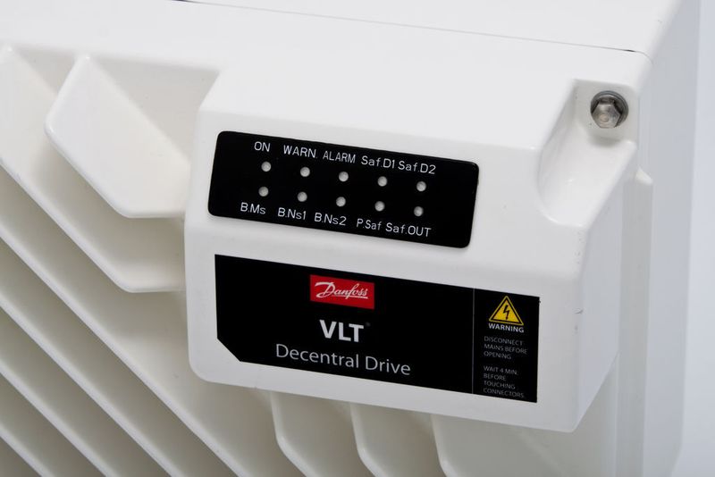 Beim VLT Decentral Drive FCD 302 sorgen bis zu 10 LED dafür, den Status schnell zu erkennen. Für weitergehende Programmierung und Konfiguration lässt sich eine grafische Bedieneinheit mit identischer Bedienung zu den Diplays der VLT Automation Drive-Serie anschließen.  (Bild: Danfoss)
