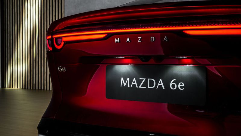 Auch am Heck gibt es ein Lichtband. (Bild: Mazda)