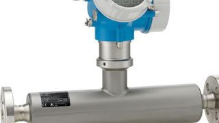 Der Promass F 200 erfasst gleichzeitig Massefluss, Volumenfluss, Dichte und Temperatur. (Bild: Endress + Hauser)