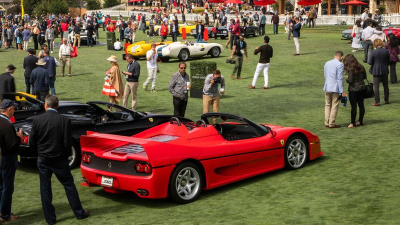 Der Ferrari F50 wurde zwischen 1995 und 1997 anlässlich des 50-jährigen Firmenjubiläums in einer begrenzten Stückzahl von offiziell 349 Fahrzeugen gebaut und nur an ausgewählte Kunden verkauft. Im F50 steckt viel Formel-1-Technik. Die Karosserie besteht aus kohlenstofffaserverstärktem Kunststoff. Hierdurch wird eine enorme Steifigkeit erreicht. Die Reifen der Dimension 335/30 ZR 18 (hinten) sitzen auf Felgen aus einer Aluminium-Magnesium-Legierung, die Radnaben bestehen aus Titan. Der Neupreis des Fahrzeugs betrug umgerechnet circa 380.000 Euro. Heute muss man mehr als drei Millionen Euro für ein Exemplar locker machen. (Bild: Ferrari)