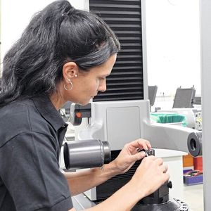 Als Technologiepartner übernimmt Mapal die komplette Verantwortung für den Fertigungsprozess – von der Planung bis zur Serienreife. Das Werkzeugdesign ist abgestimmt auf Bauteil und Bearbeitungskonzept. Präzise Werkzeugeinstellung ist Voraussetzung für stabile Prozesse bei hohen Schnittwerten.(Bild:  Mapal)