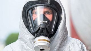 Der Chemikalienschutzanzug lässt sich leicht an- und ausziehen, da er kein Abkleben erfordert. (Du Pont)