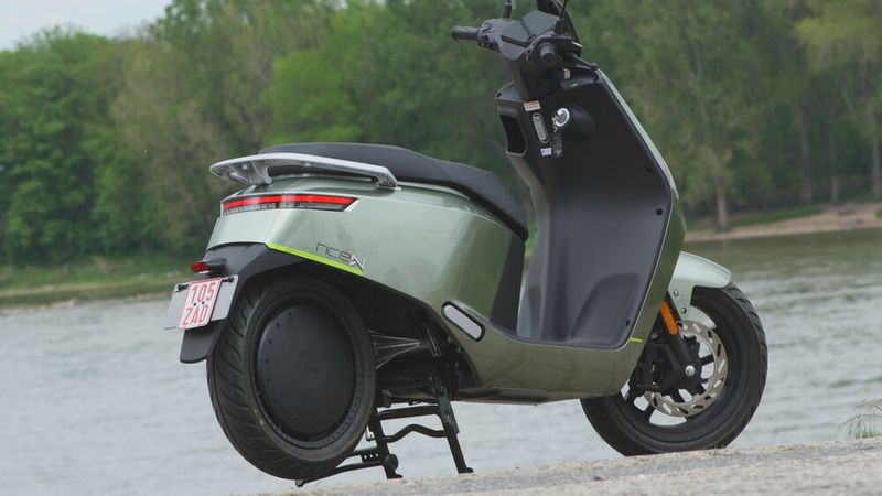 Der kräftige Nabenmotor füllt das 14-Zoll-Hinterrad weitgehend aus. (Bild: sp-x/Mario Hommen)