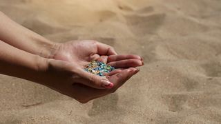 Abb. 1: Mikroplastik findet sich nahezu ubiquitär, der korrekte Nachweis ist trotzdem eine analytische Herausforderung. (Bild: ©SIV Stock Studio - stock.adobe.com)