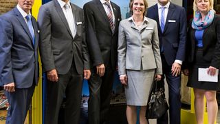 Werksleiter Steffen Timm (l.) und die geschäftsführende Gesellschafterin von NORD DRIVESYSTEMS, Jutta Humbert (4. v. l.), begrüßten zur Jubiläumsfeier die Ehrengäste (v. l.) Ulrich Howest, Bürgermeister von Gadebusch, Dr. Christian Frenzel, Staatssekretär und Chef der Staatskanzlei Mecklenburg-Vorpommern, Dr. Nico Fickinger, NORDMETALL Verband der Metall- und Elektroindustrie e.V. und Kerstin Weiss, Landrätin Nordwestmecklenburg (Christoph Meyer)