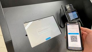 Digitale Lösungen, wie sie der Kunde mittlerweile aus anderen Handelsbranchen oder der Gastronomie kennt, führt Autoschmitt auch im Autohaus ein. (Bild: Autoschmitt)