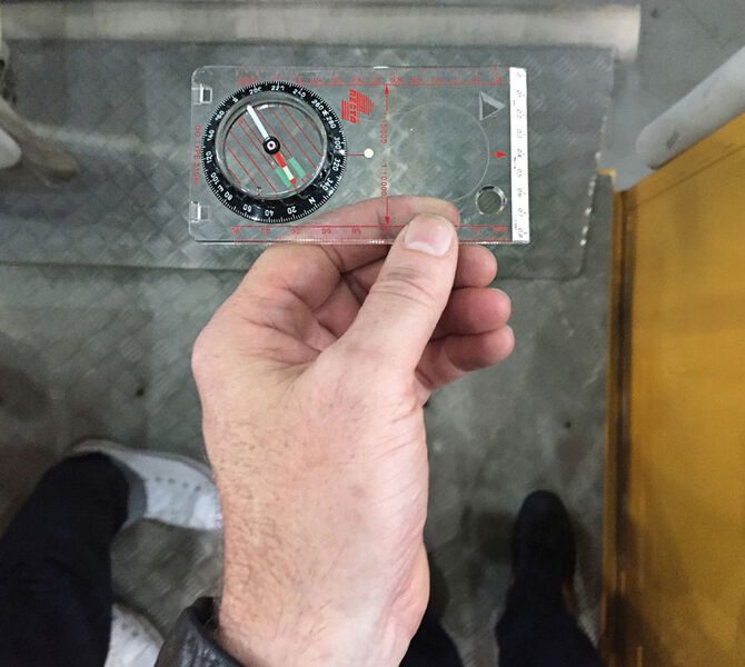 Der Magnetkompass weist den Weg zum Magnetismus. 
Die Ausrichtung außerhalb des Flugzeugs. (Maurer Magnetic)
