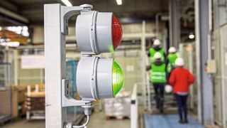 Erst wenn die Anforderungen der Maschinenrichtlinie an Risikobeurteilung und Betriebsanleitung erfüllt worden sind, erhalten die Dokumente grünes Licht. (CE-CON GmbH)