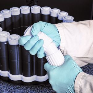 Abb. 2: Die vor dem Verschließen in die SVT-Gefäße eingesetzte Dichtung ermöglicht ein kontrolliertes Ablassen der während des Aufschlusses entstehenden Reaktionsgase. 