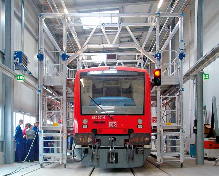 Dacharbeitsstände der Günzburger Steigtechnik mit elektrisch verstellbaren Plattformen sorgen für Effizienz in der Wartung. (Bild: Günzburger Steigtechnik)
