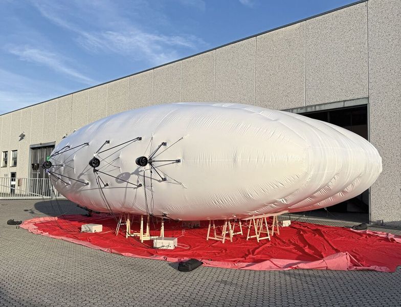 FloFleet hat ein innovatives hybrides Luftschiff entwickelt, das Aerostatik und Aerodynamik kombiniert. Seine flügelartige Form und eine verstärkte Stoffkonstruktion ermöglichen es ihm, durch aerostatischen und aerodynamischen Schub den Flug aufrechtzuerhalten.  (Bild: Flofleet)