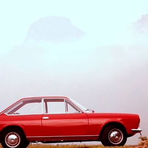Traumcoupé für junge Familien: 1967 konterte das Fiat 124 Sport Coupè Rivalen wie Alfa Romeo Giulia GT oder MGB GT. Gebaut wurde es von 1967 bis 1976. Es hatte anfangs 1438 cm³ Hubraum und leistete 90 PS (66 kW). Durch ein weit nach hinten gezogenes Dach entstand im Fond normale Limousinen-Kopffreiheit, weshalb der Hersteller das Fahrzeug als „viersitzigen Tourenwagen“ bezeichnete. Erstmals bei Fiat wurden hier Front- und Heckscheibe direkt auf die Karosserie aufgeklebt.(Bild:  Fiat)