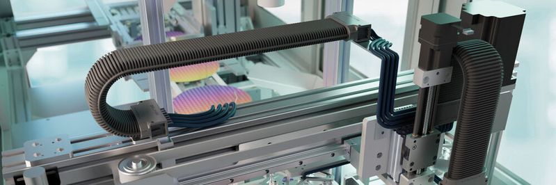 Mit der e-skin soft ESD bringt igus eine abriebfeste und ableitfähige Energiekette für Reinräume auf den Markt, die für mehr Sicherheit in der Chip- und Batteriefertigung sorgt.(Bild:  igus)