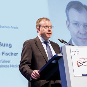 Florian Fischer war seit dem Jahr 2012 im Unternehmen. Als Geschäftsführer zunächst allein zuständig für die automobilen Fachtitel der damaligen Vogel Business Media begrüßte er die Kfz-Branche regelmäßig auf Fachtagungen.(Bild:  Stefan Bausewein)