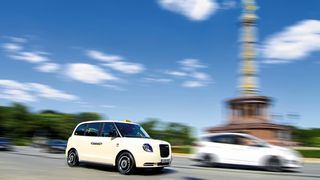 Das „London Taxi“ in seiner modernen, elektrisch betriebenen Version soll nach Deutschland kommen. Hier ist es schon mal in Berlin unterwegs. (Bild: LEVC)