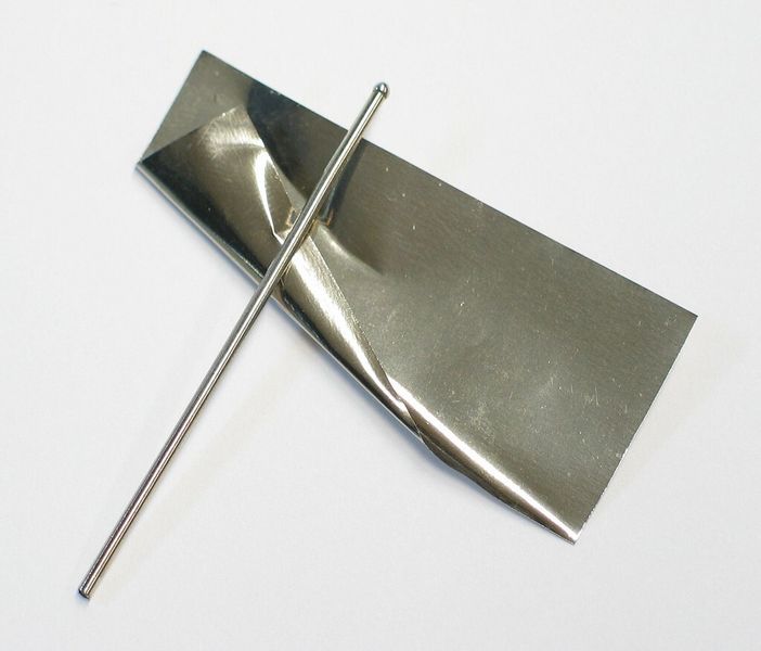 Rhodium: Risikoklasse: hoch. Einsatzfelder: Hauptverwendung in der Autoindustrie, aber auch chemische Industrie, Elektrotechnik und Dentalindustrie. Preisentwicklung: Extreme Schwankungen am Markt. Bis Mitte 2012 fiel der Preis auf 1100 US-Dollar je Feinunze. Substitutionsmöglichkeit: Kann teilweise durch Palladium ersetzt werden. Zukunftsrelevanz: hoch. Bei Fahrzeugkatalysatoren nahezu unersetzlich. Politische Risiken: Südafirka ist mit weitem Abstand der größte Produzent. (Bild: Dschwen unter CC-BY-SA 3.0 Lizenz, wikicommons)