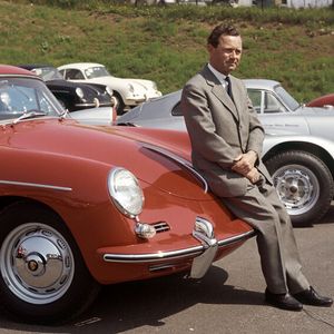 Porsche-Gründersohn Ferry Porsche auf einem 356 B im Werk II in Stuttgart. Er war maßgeblich an der Entstehung des Wagens beteiligt. Beim „B“ sind die Scheinwerfer und die Stoßstangen höher gesetzt, sodass der Wagen freundlicher erschien. Das Lenkrad erhielt eine versenkte Nabe, Drehfenster verbesserten die Frischluftzufuhr und die Heckscheibe wurde von einer Heizdüse beschlagfrei gehalten.(Bild:  Porsche)