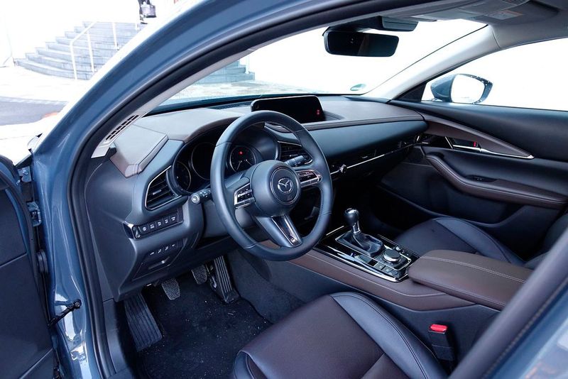 Das reduziert-elegante Armaturenbrett ist eine weitere Stärke des Mazda CX-30. (Bild: Rosenow/»kfz-betrieb«)