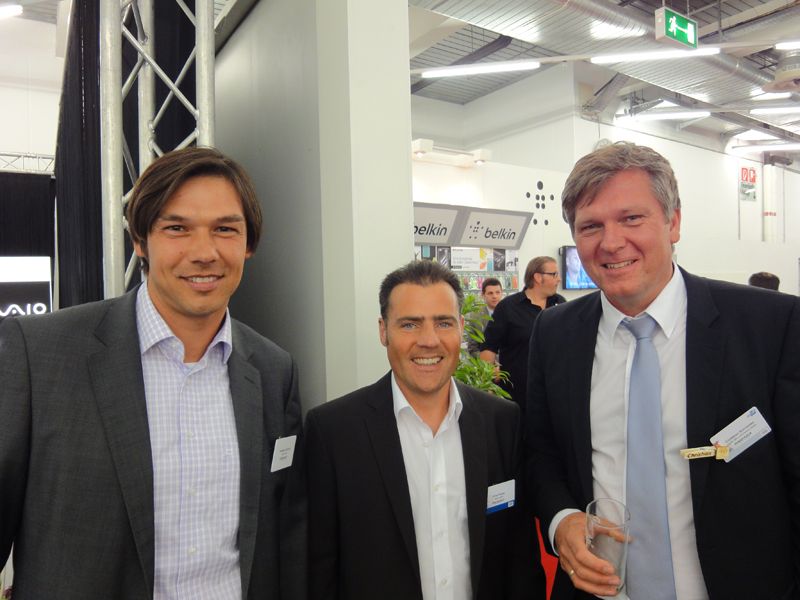Klassentreffen von alten Kollegen: v.l. Andreas Ruhland und Arne Pelzer, Belkin, mit Christian Schneider, Ingram Micro (Archiv: Vogel Business Media)
