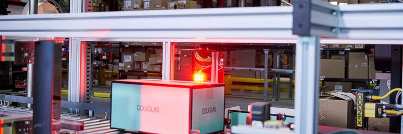 Das neue Zentrallager in Hamm unterstützt die Omnichannel Strategie der Douglas Group.(Bild:  Knapp/Niederwieser)