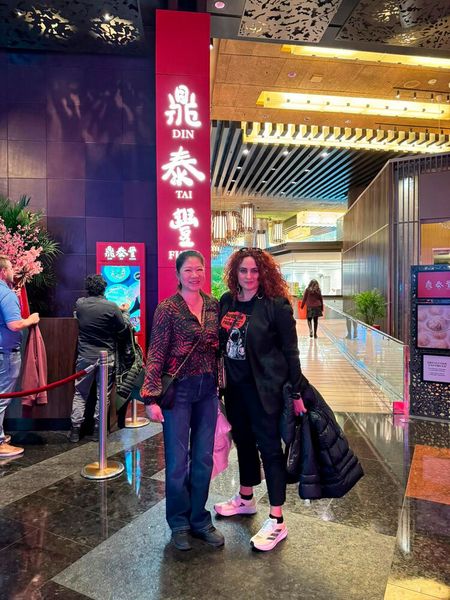 Amanda Chen (DDC) und Besa Agaj (IT-BUSINESS) machen sich gemeinsam auf den Weg zur Messe. (Bild: Vogel IT-Medien )