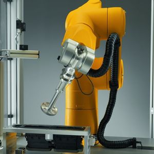 Bild 2: Basis einer typischen Mess- und Prüfzelle ist ein Sechsachsroboter mit Kraft-Momenten-Sensor.  Bild: Stäubli
