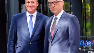 Nach der Vertragsunterzeichnung in Bremen: (v. l.) Christian Marnetté, Geschäftsführer Spedition BLG Logistics, und Alexander Opszalski, der bisherige geschäftsführende Gesellschafter der Fortragroup. (BLG)